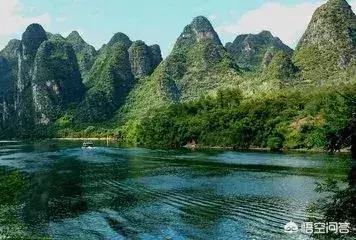 凤歌笑孔丘:我本楚狂人，凤歌笑孔丘。表现了怎样的情怀？怎么理解？