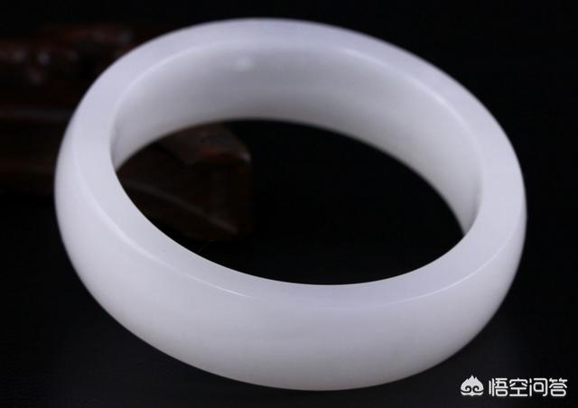 和田玉手镯70000元图片,新疆和田玉手镯，值6800元吗？