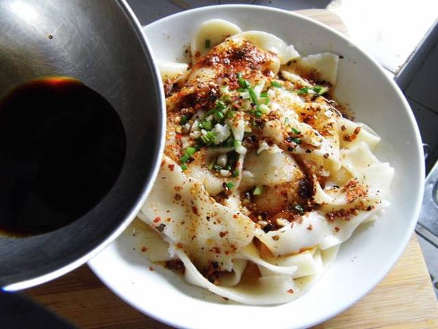 山西油泼面酸辣汤面番茄虾皮打卤面芝士青酱意面酸奶凉面的具体步骤是