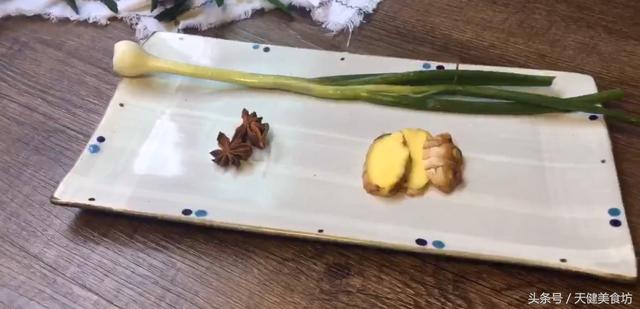辣炒鸡胸肉怎么做好吃:猫鸡胸肉怎么做 清椒炒鸡肉怎么做才肉才不柴？