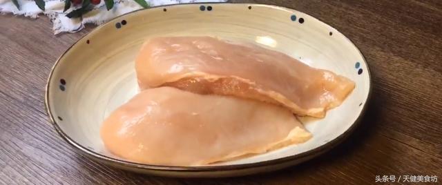 辣炒鸡胸肉怎么做好吃:猫鸡胸肉怎么做 清椒炒鸡肉怎么做才肉才不柴？