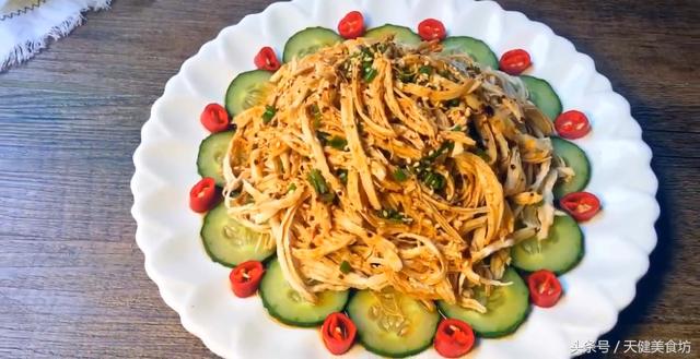 辣炒鸡胸肉怎么做好吃:猫鸡胸肉怎么做 清椒炒鸡肉怎么做才肉才不柴？