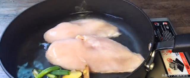 辣炒鸡胸肉怎么做好吃:猫鸡胸肉怎么做 清椒炒鸡肉怎么做才肉才不柴？