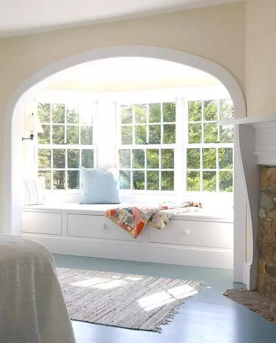 单侧设窗户;一种是外飘窗,窗户整体外凸,三面或者两面设窗户玻璃采光