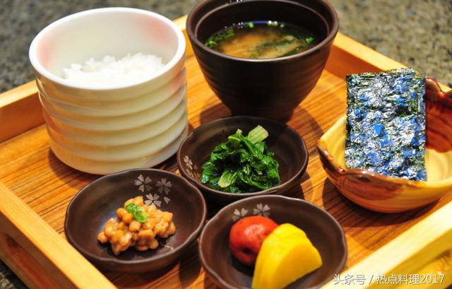 日本人早上都吃什么，为什么在日本的大街上没有早餐供应