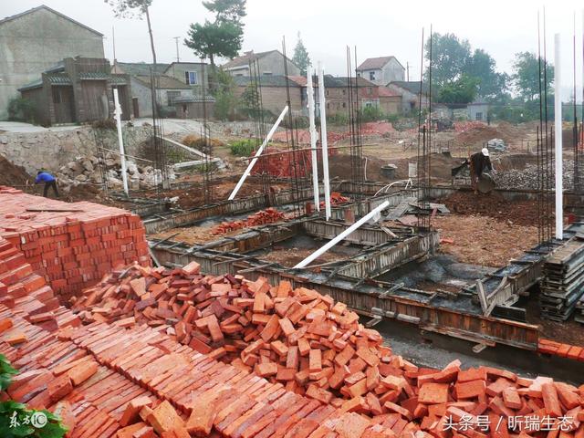 农村建房东高西低图片,自建房，楼顶可以建成前高后低吗？