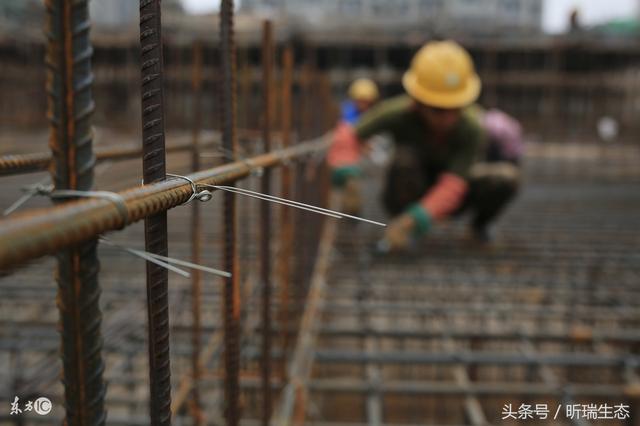 农村建房东高西低图片,自建房，楼顶可以建成前高后低吗？