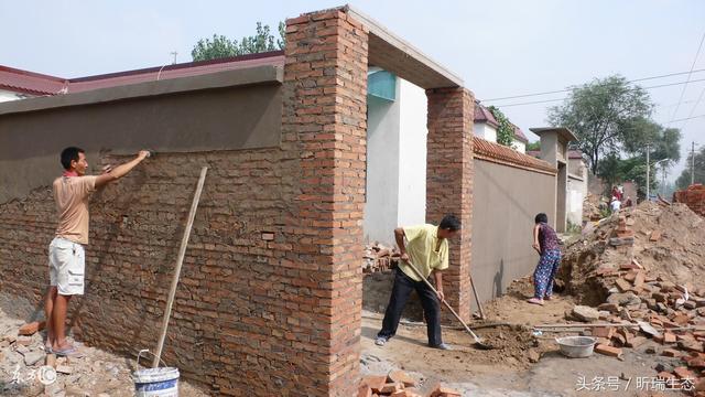 农村建房东高西低图片,自建房，楼顶可以建成前高后低吗？