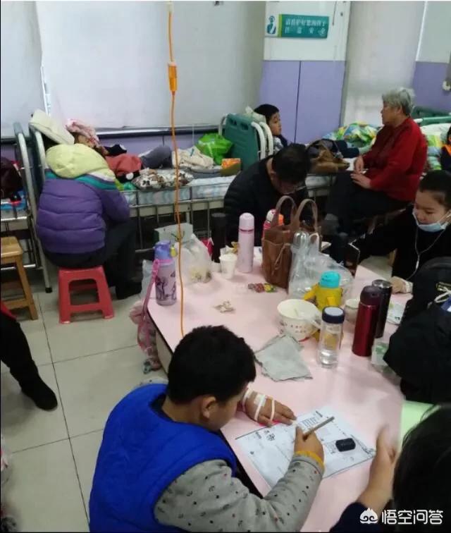 怎么看济南“小学霸”挂着吊瓶写作业？