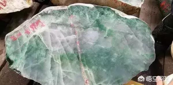 玻璃种翡翠原石打灯图片,翡翠赌石打灯很绿, 为什么切开却很渣？