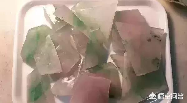 玻璃种翡翠原石打灯图片,翡翠赌石打灯很绿, 为什么切开却很渣？