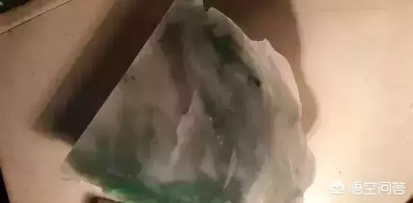 玻璃种翡翠原石打灯图片,翡翠赌石打灯很绿, 为什么切开却很渣？