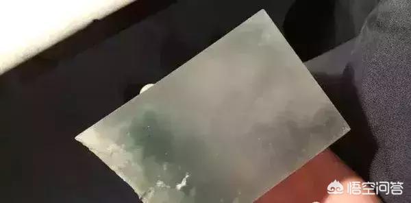 玻璃种翡翠原石打灯图片,翡翠赌石打灯很绿, 为什么切开却很渣？