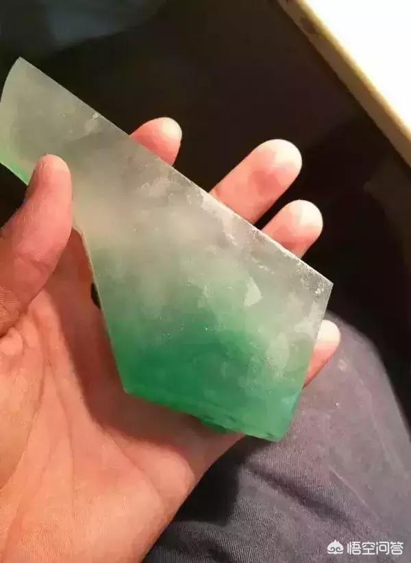 玻璃种翡翠原石打灯图片,翡翠赌石打灯很绿, 为什么切开却很渣？