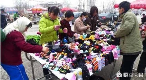 为什么人们在专柜上面买的很贵的衣服，地摊上几十块钱就能买到类似款式的？插图31