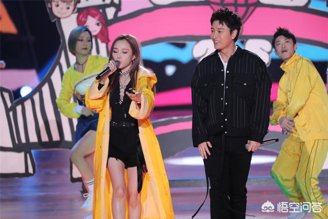 贾乃亮父母是做什么的:贾乃亮李小璐陪甜馨玩耍，离异父母的陪伴对孩子很重要吗
