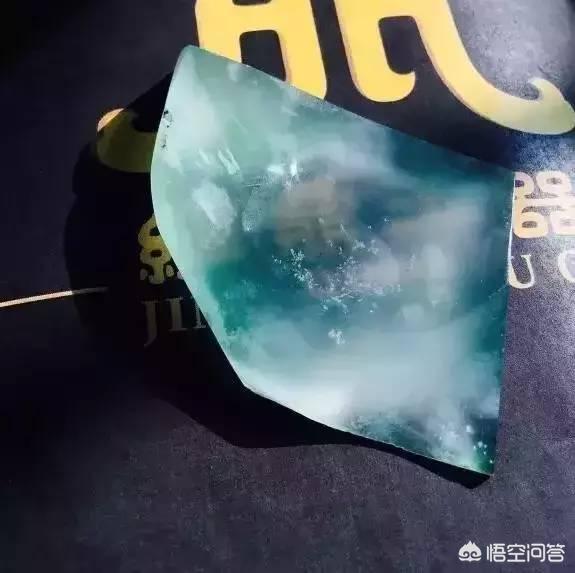 玻璃种翡翠原石打灯图片,翡翠赌石打灯很绿, 为什么切开却很渣？