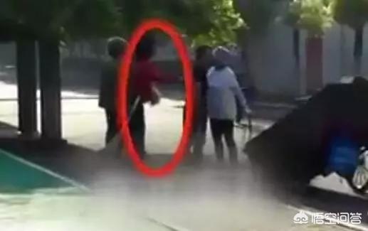 玉林狗贩虐狗逼爱狗者不买就夹死:最近养狗问题频出，是大众整体素质不高，还是养狗者自身的问题？ 玉林虐狗事件最新消息