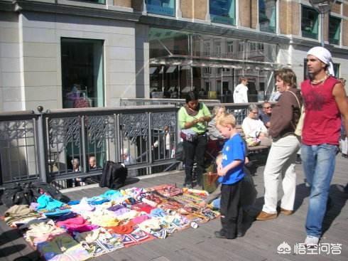 为什么人们在专柜上面买的很贵的衣服，地摊上几十块钱就能买到类似款式的？插图6