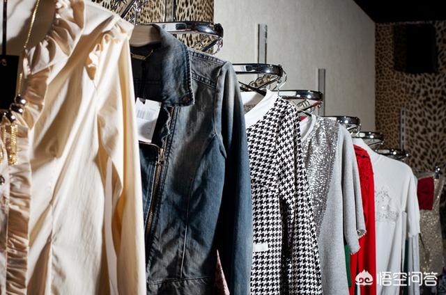 为什么人们在专柜上面买的很贵的衣服，地摊上几十块钱就能买到类似款式的？插图49
