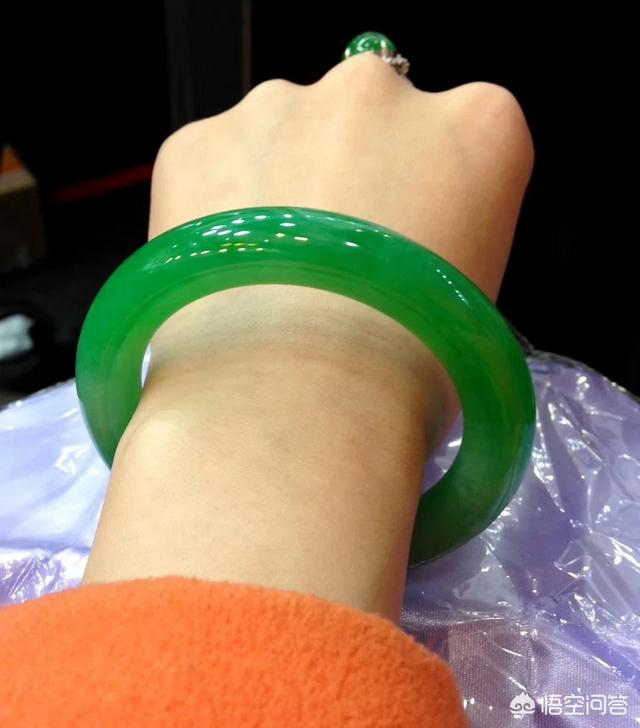 翡翠果冻底是哪个级别,老的翡翠内部结构应如何区分？