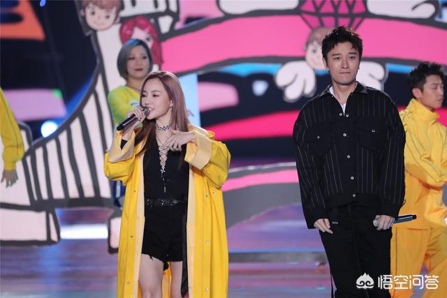贾乃亮父母是做什么的:贾乃亮李小璐陪甜馨玩耍，离异父母的陪伴对孩子很重要吗
