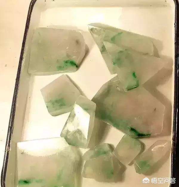 玻璃种翡翠原石打灯图片,翡翠赌石打灯很绿, 为什么切开却很渣？