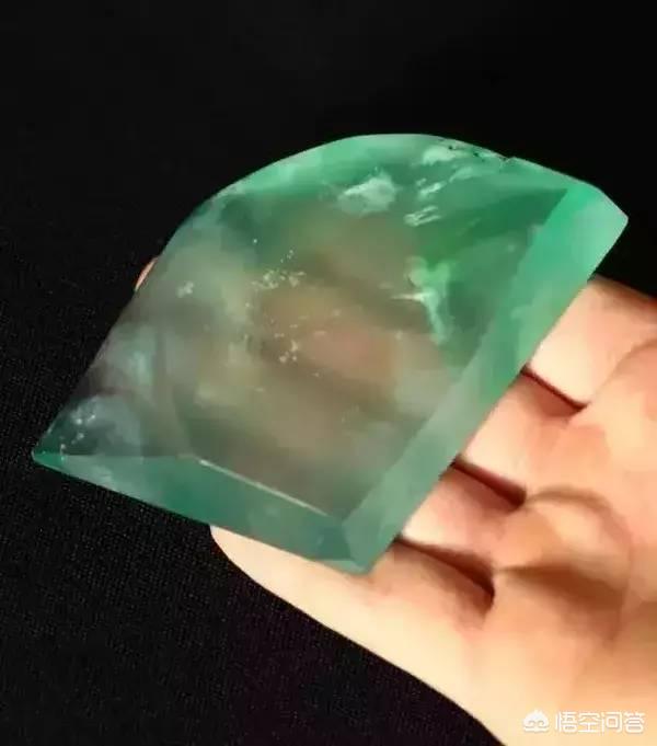 玻璃种翡翠原石打灯图片,翡翠赌石打灯很绿, 为什么切开却很渣？