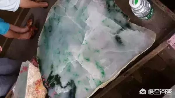玻璃种翡翠原石打灯图片,翡翠赌石打灯很绿, 为什么切开却很渣？