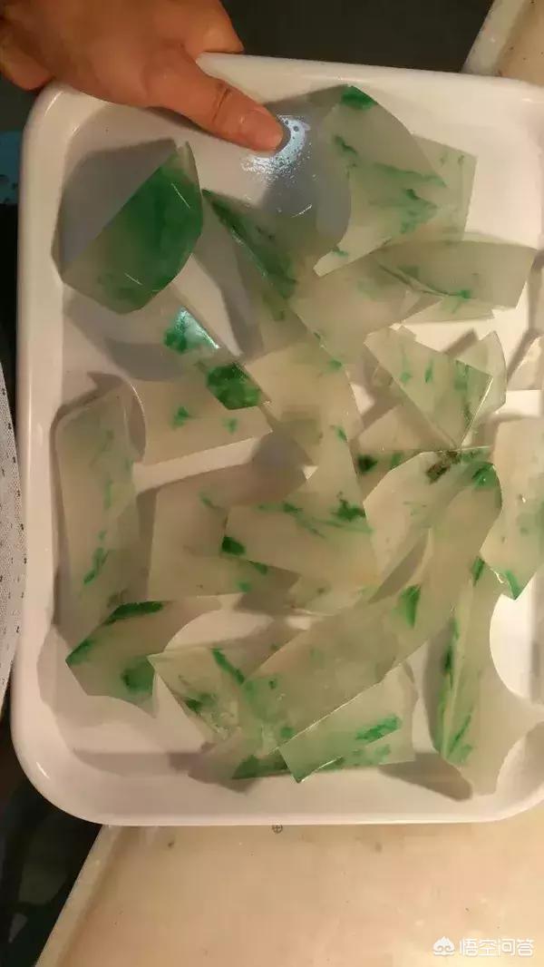 玻璃种翡翠原石打灯图片,翡翠赌石打灯很绿, 为什么切开却很渣？