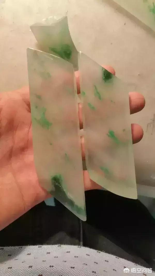 玻璃种翡翠原石打灯图片,翡翠赌石打灯很绿, 为什么切开却很渣？