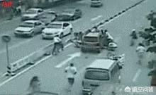 男子穿高跟鞋开车:为什么不能穿高跟鞋开车？