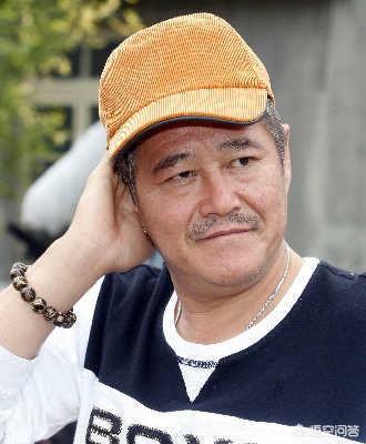 赵本山和宋丹丹:赵本山和黄宏两个人中，你更喜欢宋丹丹和谁搭档演小品，为什么