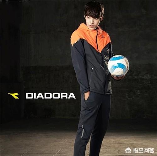 为什么人们在专柜上面买的很贵的衣服，地摊上几十块钱就能买到类似款式的？插图4