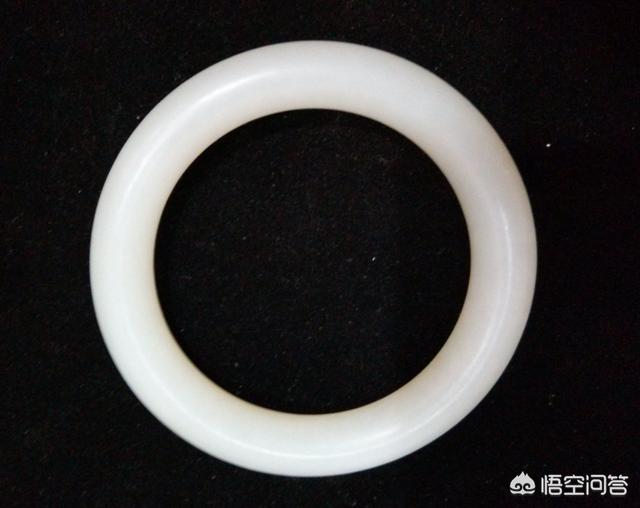 和田玉手镯70000元图片,新疆和田玉手镯，值6800元吗？