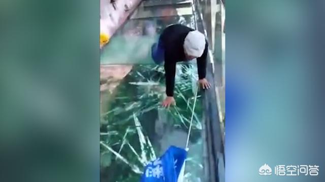 玻璃栈道碎裂特效:河北邯郸景区玻璃栈道碎裂状(特效)你怎么看？