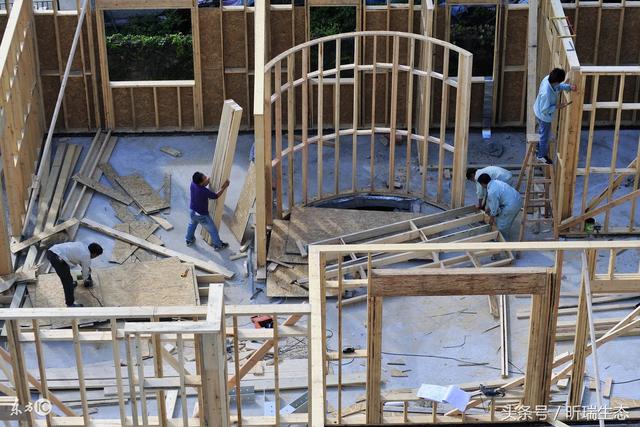 农村建房东高西低图片,自建房，楼顶可以建成前高后低吗？