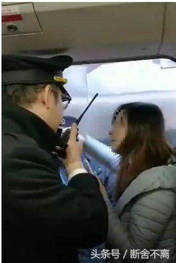 柯基摔狗事件女主人:被狗绳绊倒的老人身亡，真正的狗主人会承担责任么？