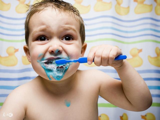 生活常识,你知道刷牙时,牙膏为什么不能沾水吗？