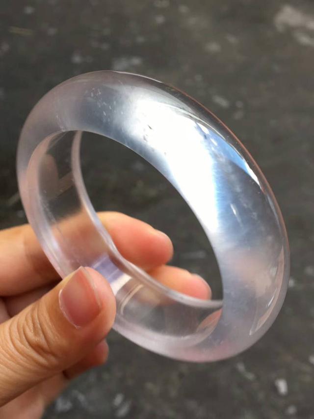 翡翠和玻璃怎么鉴别,对于玻璃仿制的翡翠珠宝，该怎么辨别？