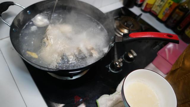 鱼汤想炖白就必须大火吗，怎样才能让鱼头汤烧的很白