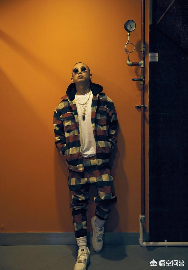 gai在歌手里的穿搭风格与中国有嘻哈里有什么不同你认为哪个更时尚