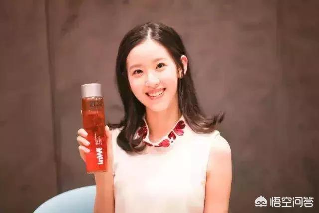 陈欧女朋友:奶茶妹妹亲自上阵代言老公公司的服装品牌，你怎么看？