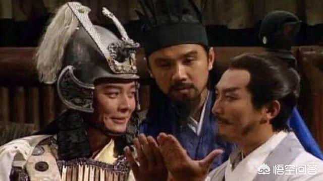 苏轼的词作《念奴娇赤壁怀古》中的“羽扇纶巾”指的是谁？