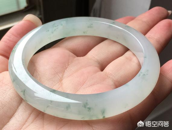 翡翠贵妃镯的优缺点,翡翠圆镯与贵妃镯，到底有什么区别？
