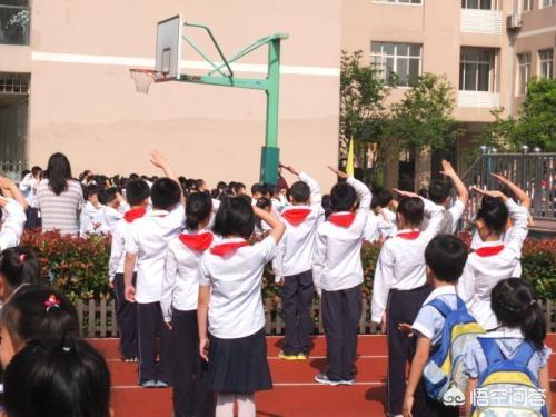 如何落实教师弹性上班，南京小学推行“弹性离校”。作为家长或老师你们怎么看