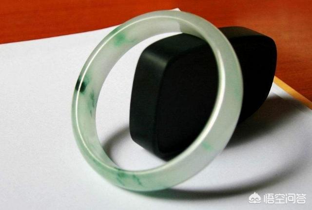 翡翠手镯估价,花同样的钱买翡翠，手镯和挂件哪个更保值？