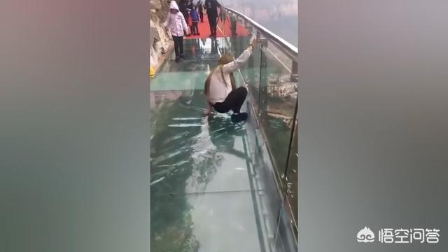 玻璃栈道碎裂特效:河北邯郸景区玻璃栈道碎裂状(特效)你怎么看？