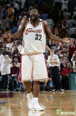 kg已故街球高手云梯特洛伊杰克逊170kg这是记载的篮球选手的体重极限