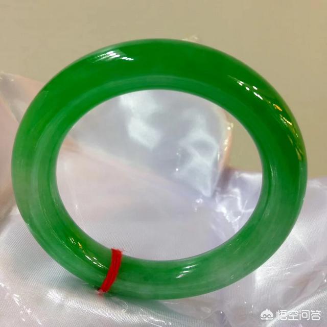 翡翠深绿色是什么种,什么样的翡翠才是帝王绿翡翠？